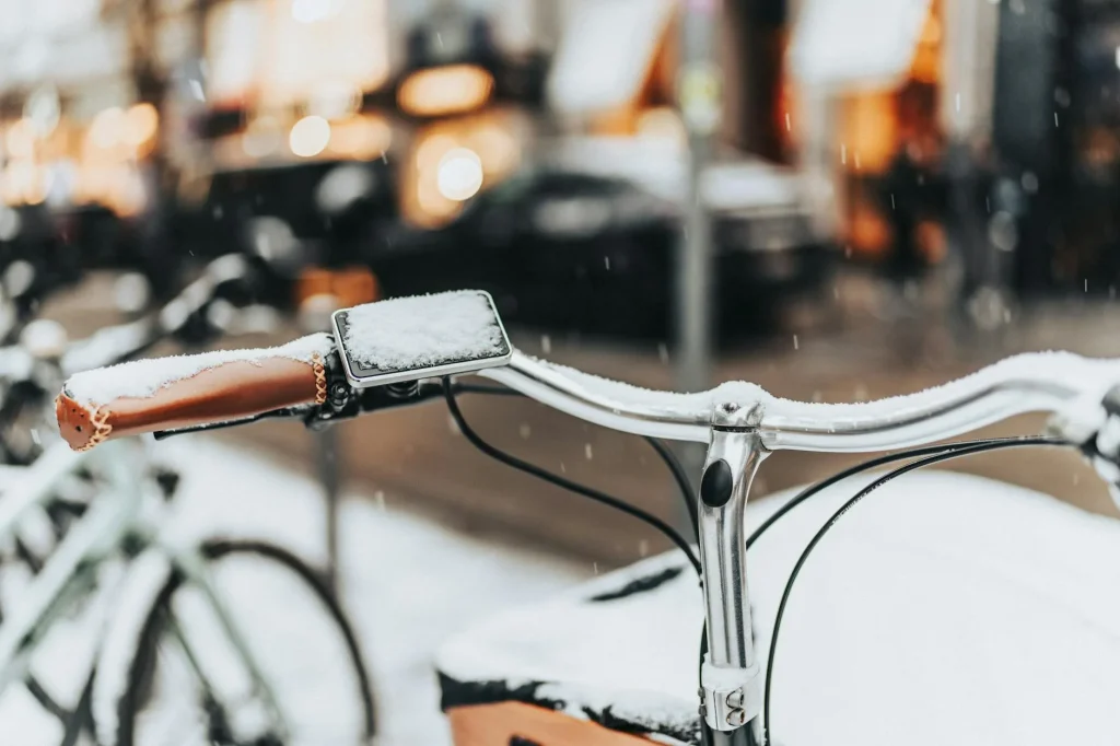 Winter cycling gloves gripping handlebars in cold weather