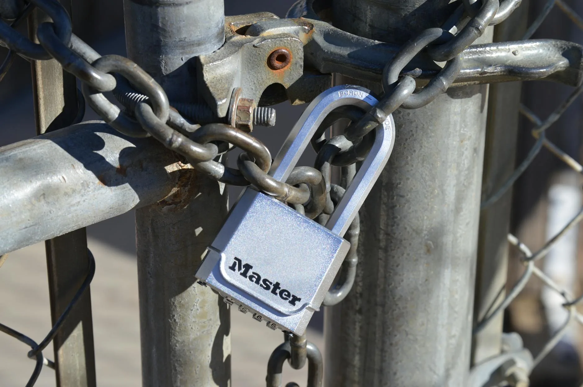 Heavy-duty bicycle chain lock for securing an e-bike