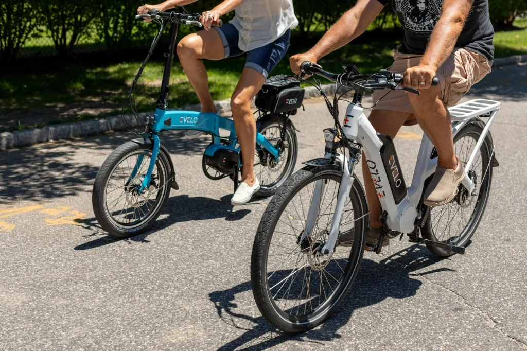 Electric bicycle with visible battery and display on an urban ride