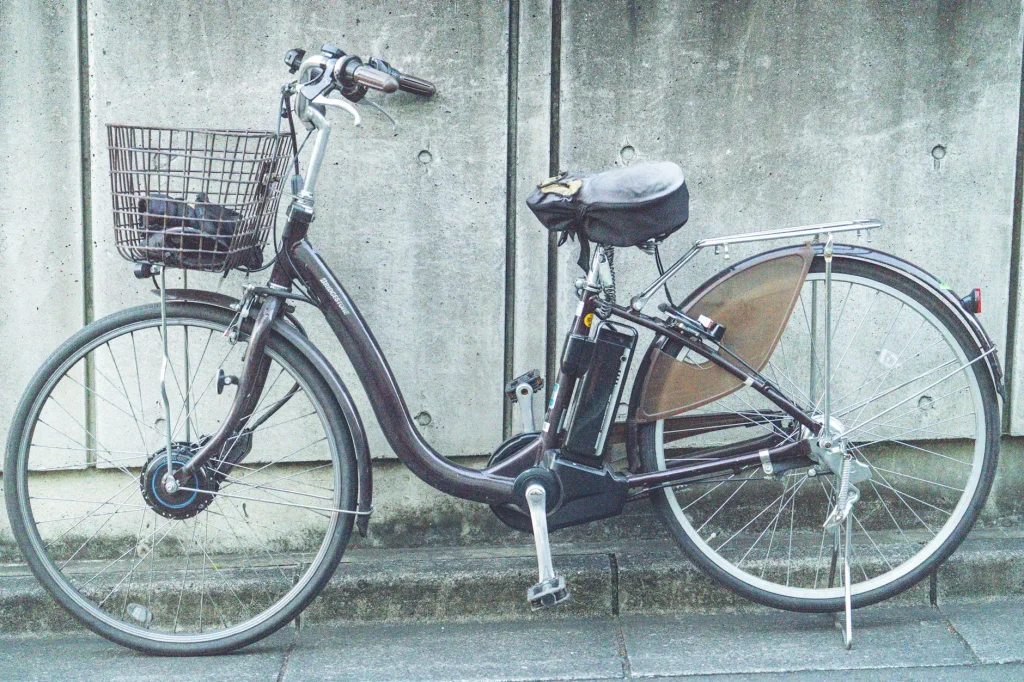 Electric bike with battery integrated in the downtube frame