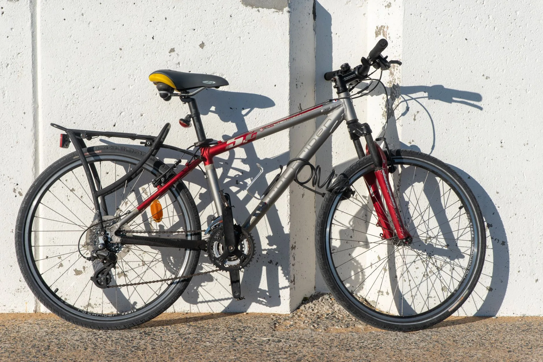 Rear mudguard and rack fitted to a commuter e-bike